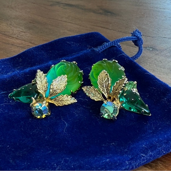 Vintage green glass and AB gold tone clip on earrings - Picture 2 of 5